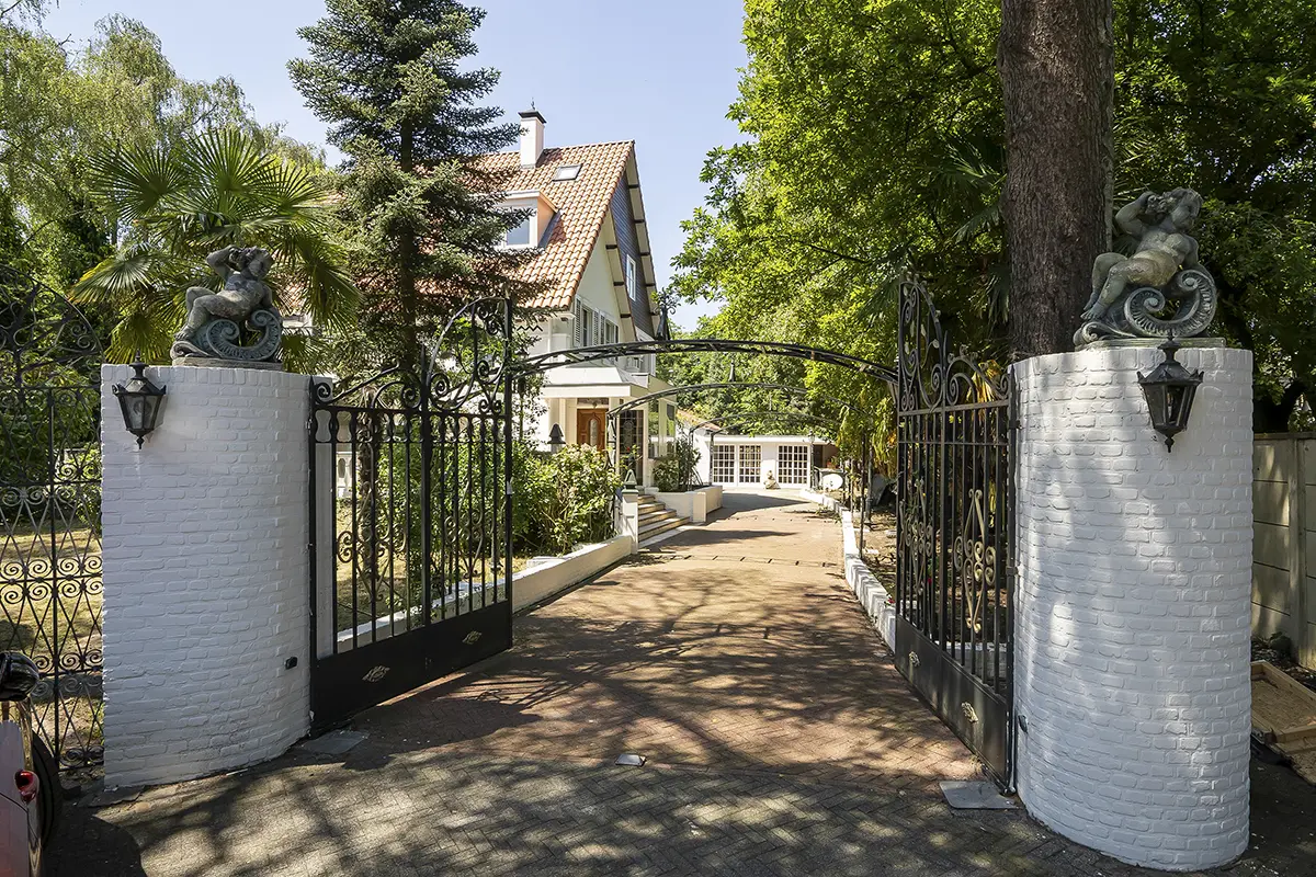 Renovatie en uitbreiding van een karaktervolle woning in Wassenaar door Bakhoff Bouw. Meer ruimte, herstelde fundering en vernieuwde tuin.