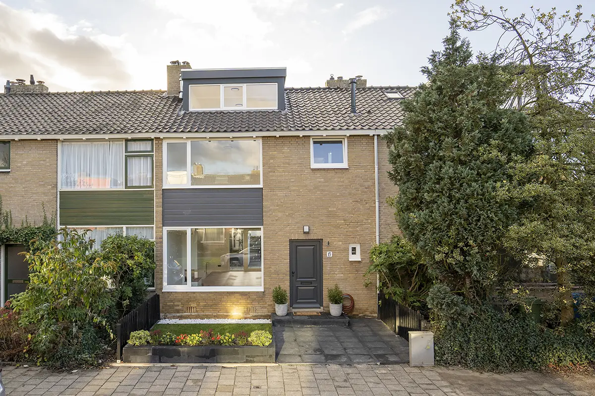 Complete renovatie en uitbreiding in Wassenaar door Bakhoff Bouw. Meer woonruimte, comfort en energiezuinigheid met een stijlvolle afwerking.