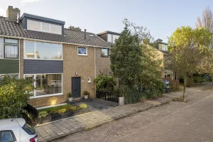 Complete renovatie en uitbreiding in Wassenaar door Bakhoff Bouw. Meer woonruimte, comfort en energiezuinigheid met een stijlvolle afwerking.