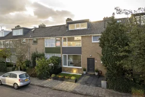 Complete renovatie en uitbreiding in Wassenaar door Bakhoff Bouw. Meer woonruimte, comfort en energiezuinigheid met een stijlvolle afwerking.
