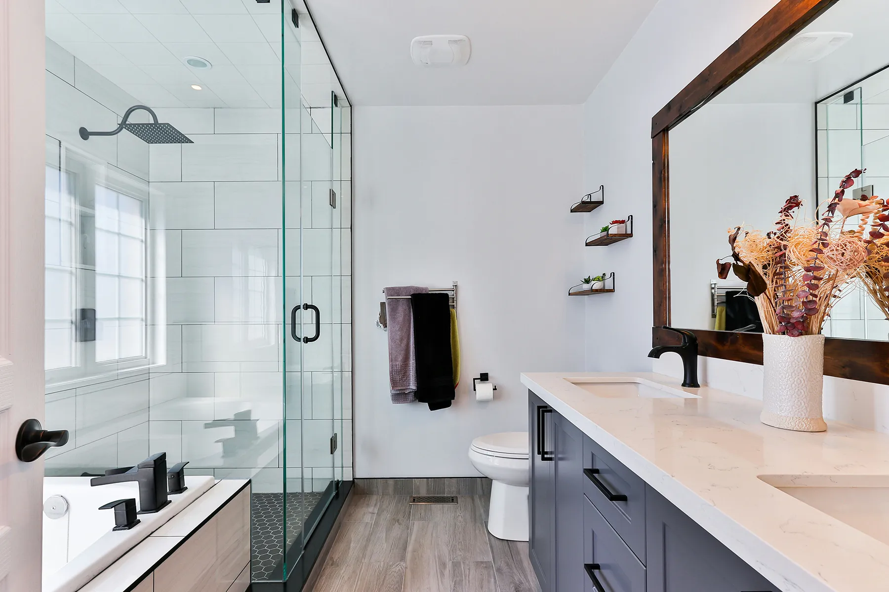 Bakhoff Bouw realiseert complete badkamers en keukens op maat. Van ontwerp tot oplevering: wij zorgen voor een strakke afwerking.