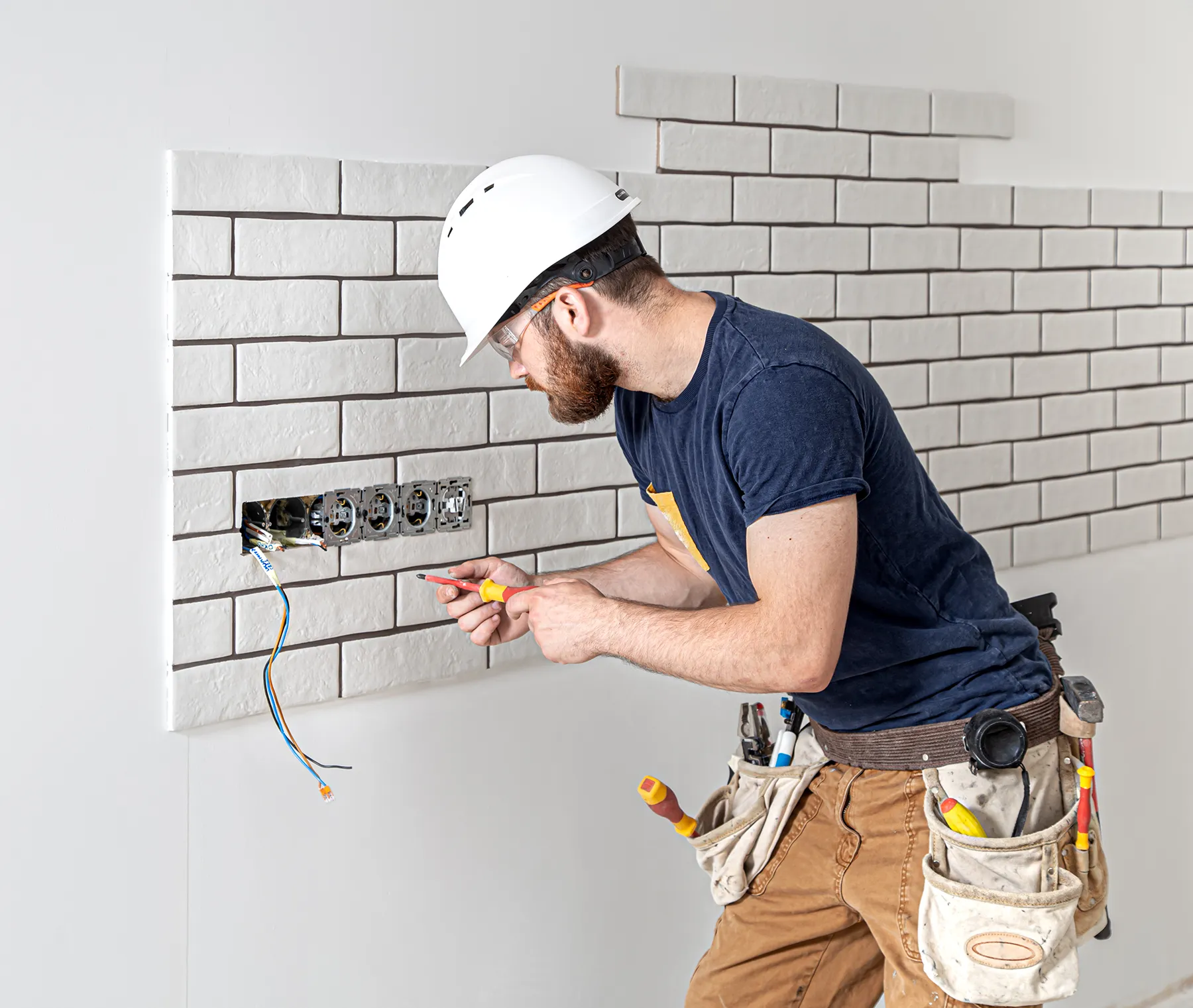 Voor veilige en vakkundige elektra installaties bent u bij Bakhoff Bouw aan het juiste adres. Wij verzorgen aanleg, uitbreiding en renovatie van uw elektra.