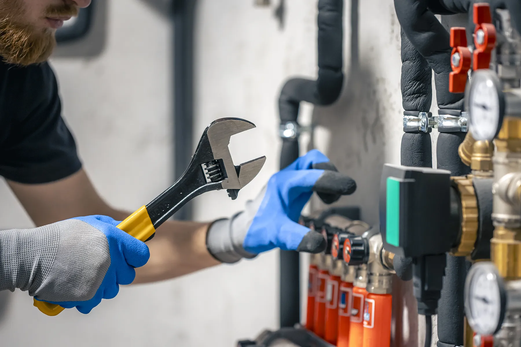 Bakhoff Bouw biedt professionele loodgieter diensten. Voor aanleg, onderhoud en reparatie van waterleidingen, riolering en sanitair.